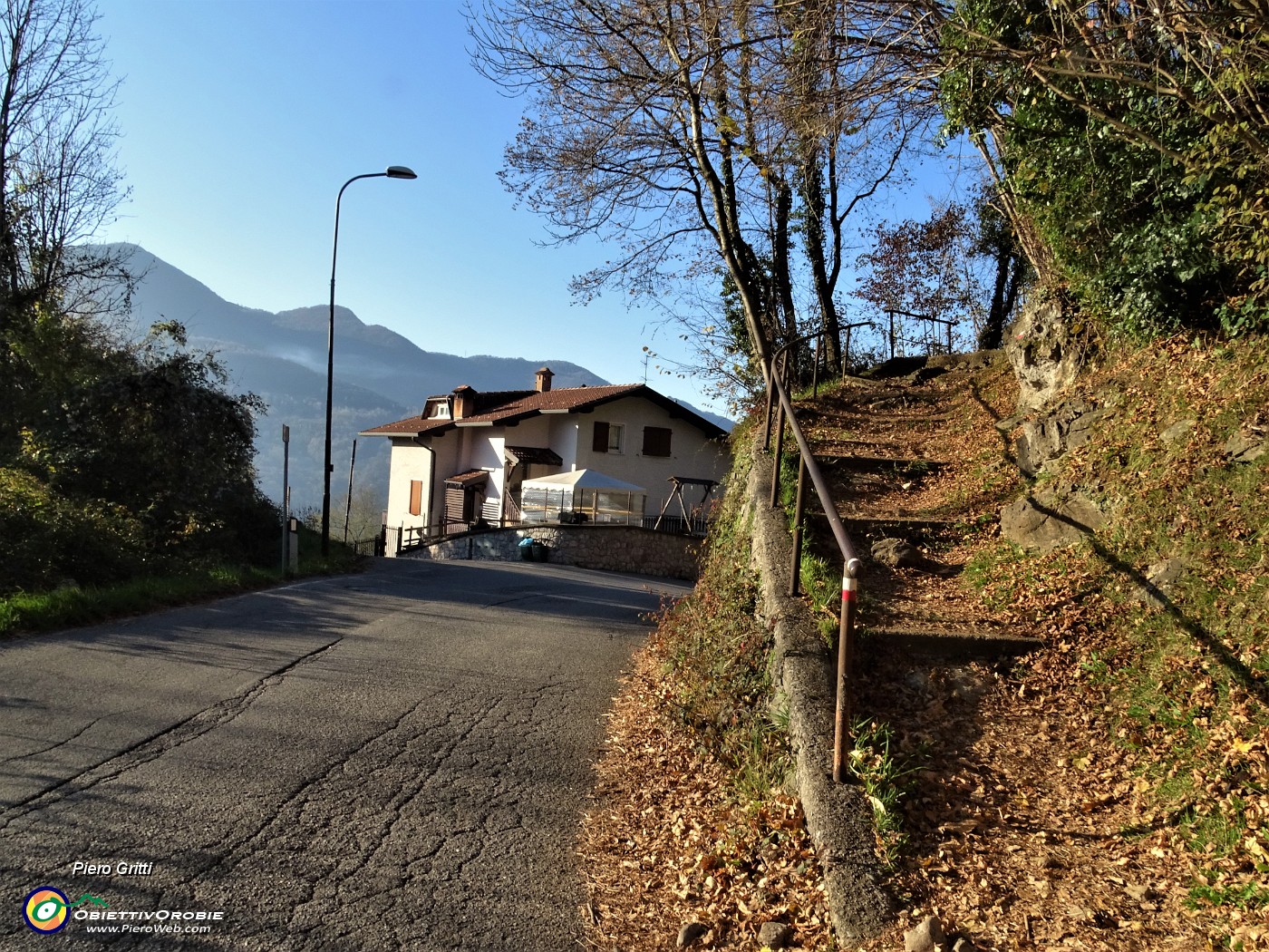 32 In vicinanza di Pradelli si attraversa la strada asfaltata.JPG